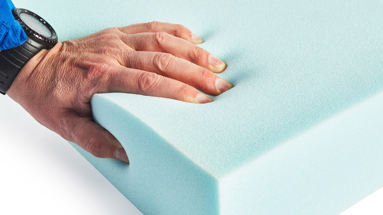 Aprenda a escolher espuma para reforma de estofados