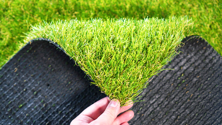 Saiba o que você deve fazer antes de instalar grama sintética em jardins
